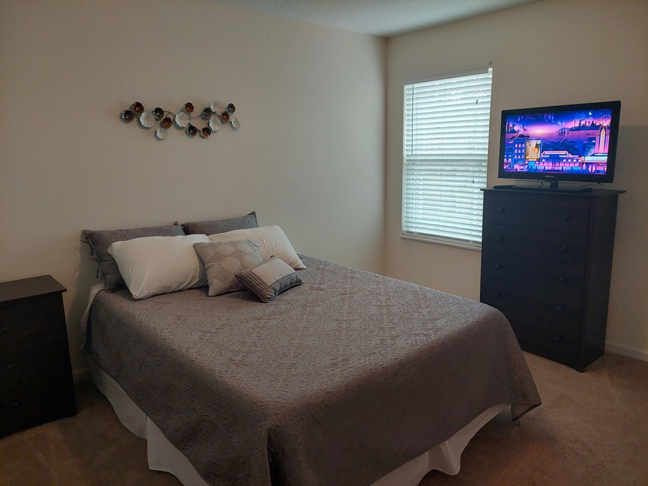 Queen bedroom — Room 3